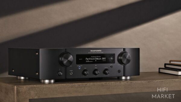 Marantz es una marca reconocida por su excelencia en la fabricación de equipos de audio de alta fidelidad, incluyendo amplificadores, receptores y sistemas de sonido. Sus productos, como el amplificador integrado Marantz PM7000N, combinan tecnología avanzada y diseño elegante para ofrecer un sonido excepcionalmente claro y potente. Marantz utiliza componentes de alta calidad y técnicas innovadoras para asegurar que cada detalle de la música se reproduzca con precisión, satisfaciendo tanto a audiófilos exigentes como a profesionales del audio.