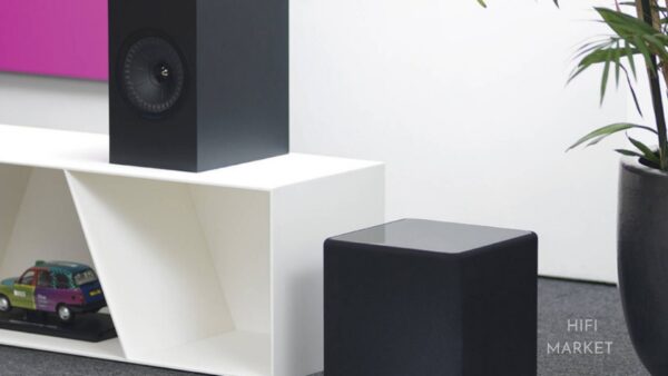 KEF es una marca líder en la producción de altavoces de alta fidelidad, reconocida por su innovación y precisión en el diseño de audio. Sus altavoces, como los KEF Q350 y KEF Q750, utilizan tecnologías avanzadas como el sistema Uni-Q, que integra el tweeter en el centro del woofer para una dispersión de sonido más uniforme y precisa. KEF se dedica a ofrecer una experiencia auditiva inigualable, con un enfoque en la claridad, el detalle y la riqueza del sonido, convirtiéndose en una opción preferida para audiófilos y profesionales del audio.