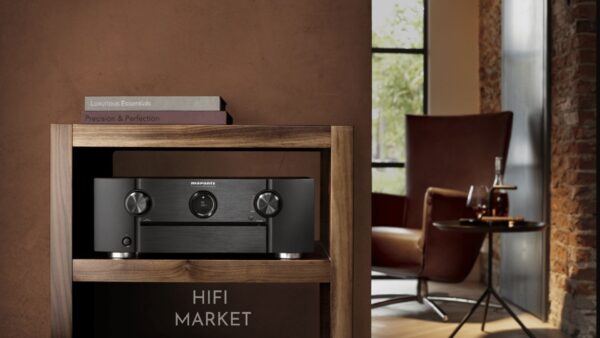 Marantz es una marca reconocida por su excelencia en la fabricación de equipos de audio de alta fidelidad, incluyendo amplificadores, receptores y sistemas de sonido. Sus productos, como el amplificador integrado Marantz PM7000N, combinan tecnología avanzada y diseño elegante para ofrecer un sonido excepcionalmente claro y potente. Marantz utiliza componentes de alta calidad y técnicas innovadoras para asegurar que cada detalle de la música se reproduzca con precisión, satisfaciendo tanto a audiófilos exigentes como a profesionales del audio.