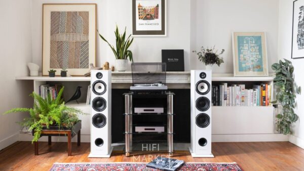 Altavoces de suelo Triangle con acabado en madera natural en un entorno de sala de estar