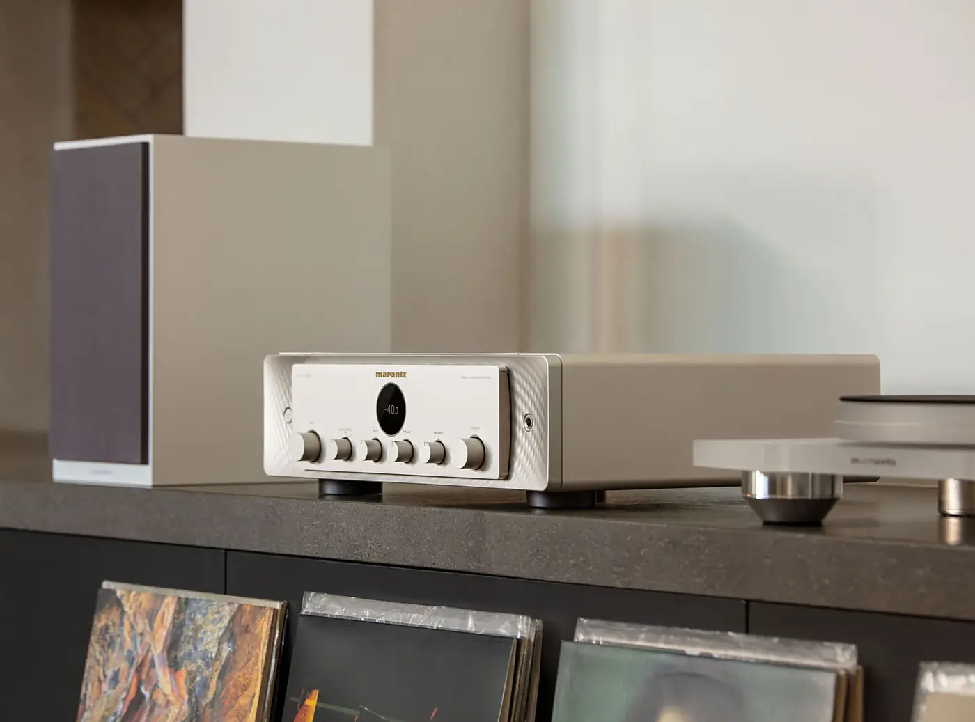 Amplificador integrado Marantz MODEL40N en ambiente